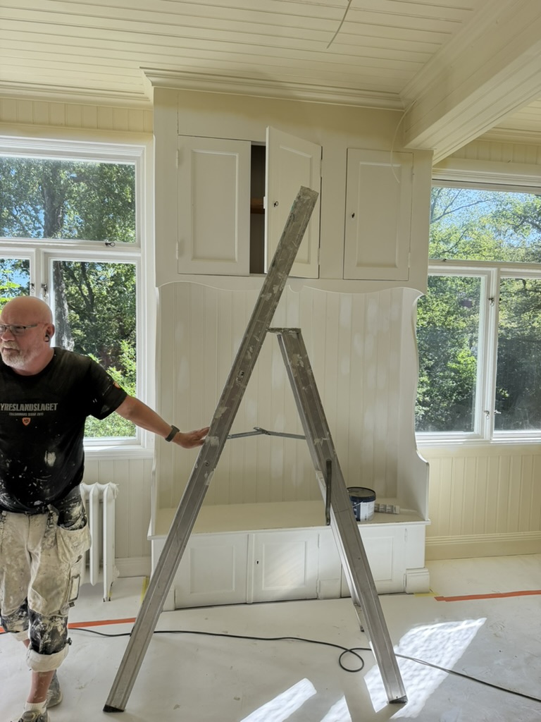 Målare målar pärlspont och platsbyggd möbel i ljust rum, projekt i Djursholm