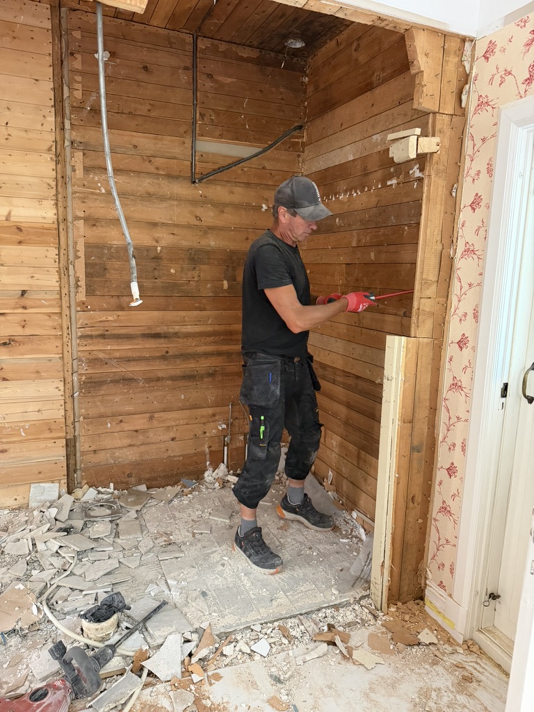 Rivning av gammalt golv, projekt i Djursholm