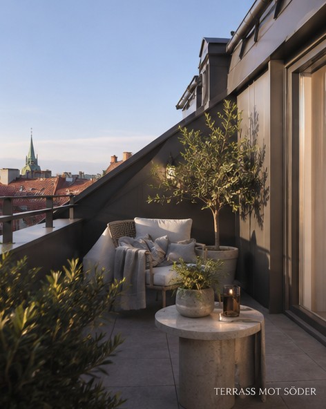 Terrass mot söder med loungestol, runt bord i sten och ett olivträd, med vid utsikt över staden